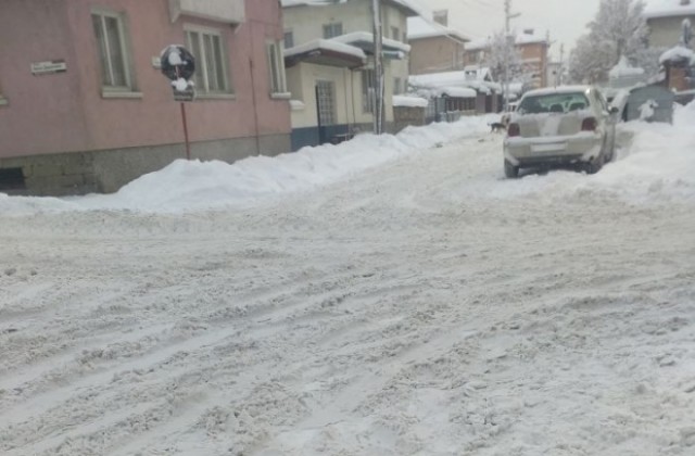 Улиците в село Баня все още не са почистени от снега