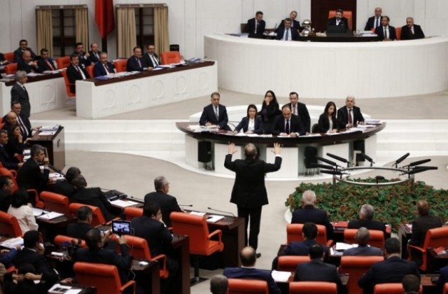Масов бой в турския парламент заради законодателни промени (ВИДЕО)