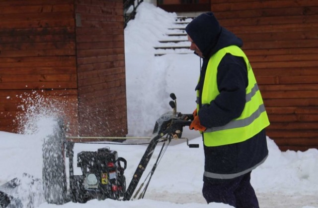 Чистят с моторен снегорин тротоарите в Хасково