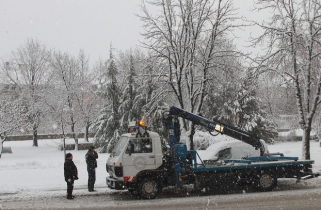 В Димитровград извозват снега. Паяк ще мести коли, които пречат