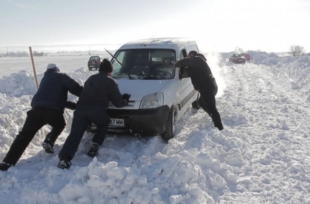 Снежната виелица блокира 31 души по пътищата в Шуменско
