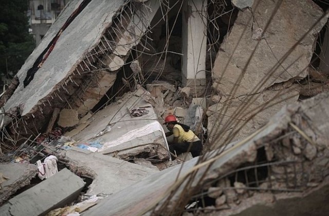 Стара сграда рухна в Истанбул, има загинал и ранени (СНИМКИ/ВИДЕО)