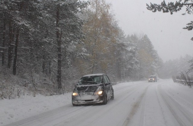 Нови ограничения по пътищатa заради обилния снеговалеж