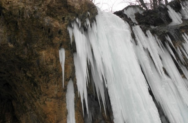 Смолянският водопад замръзна