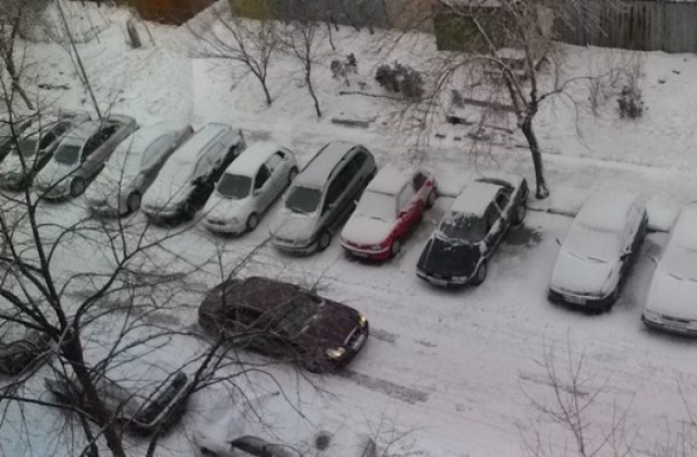 Общината с призив: Преместете колите си да почистим снега, иначе ще ги репатрираме