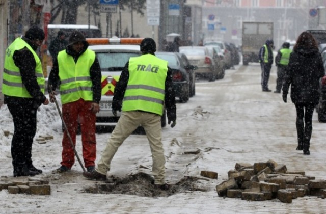 Извършват аварийни ремонти на пътната настилка в столицата