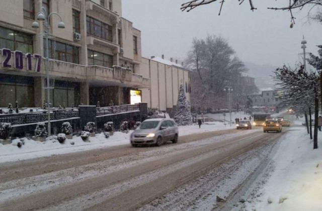 Улиците във Велико Търново са проходими при непрекъснат снеговалеж