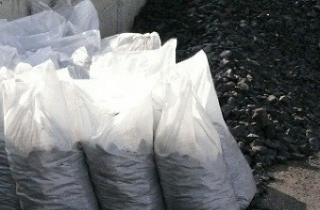 Опашки за скъпи въглища на пазара в Кюстендил. Лъжат с килограмите?
