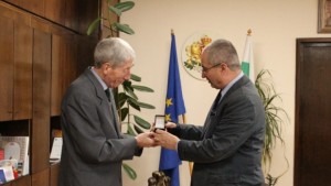 Фотографът Евгени Станимиров с награда от областния управител