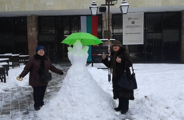 Снежен ангел изваяха творци от галерията в Пазарджик