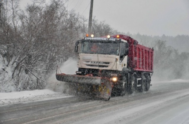 Ограничават движението на тежки камиони заради снега