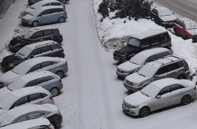 Зверски тапи в Пловдив, снегът не спира да вали