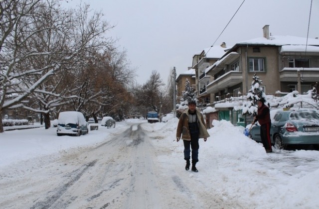 Паднали дървета и закъсали коли пречат за снегопочистването в Хасково