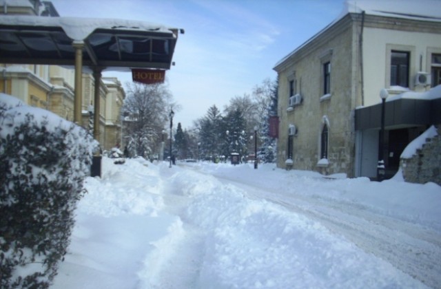 Снегонавявания и тротоари разчистват приоритетно фирмите