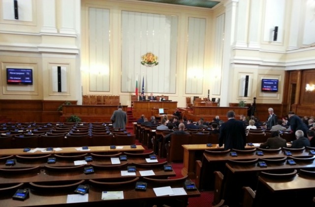 Парламентът одобри решение за продължаване на Националната програма за саниране
