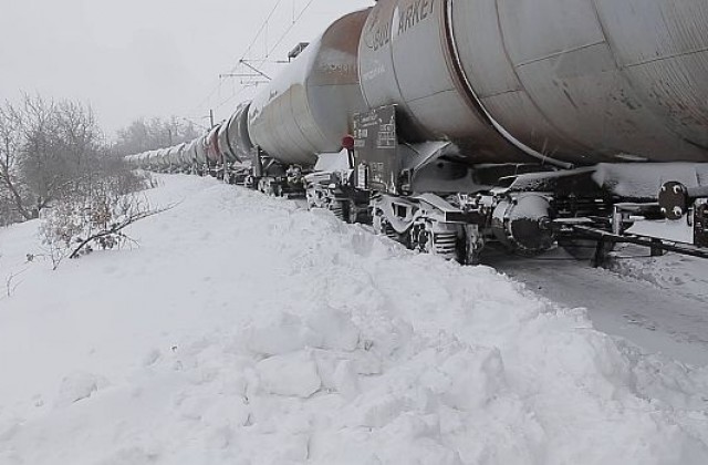 Два влака заседнаха в преспите в Шуменско