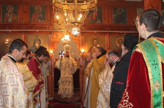 Старозагорският митрополит Киприян с литургия за Атанасовден в с. Мезек
