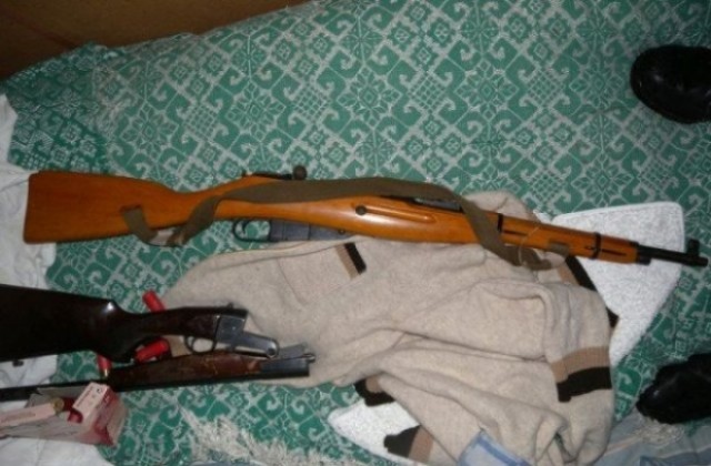 На оружие във Винарско! Столичанин се въоръжи с руска карабина и гладкоцевна пушка
