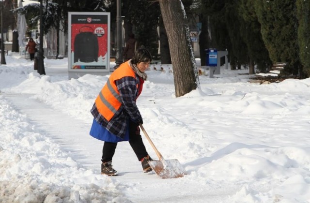 Близо 300 души чистят снега от пешеходните зони в Стара Загора