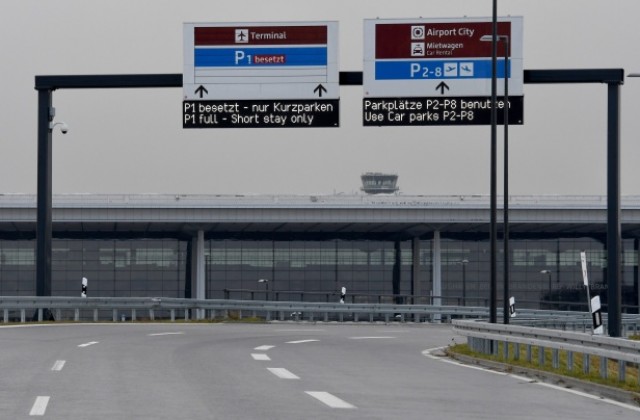 Новото летище на Берлин няма да заработи и през 2017-а