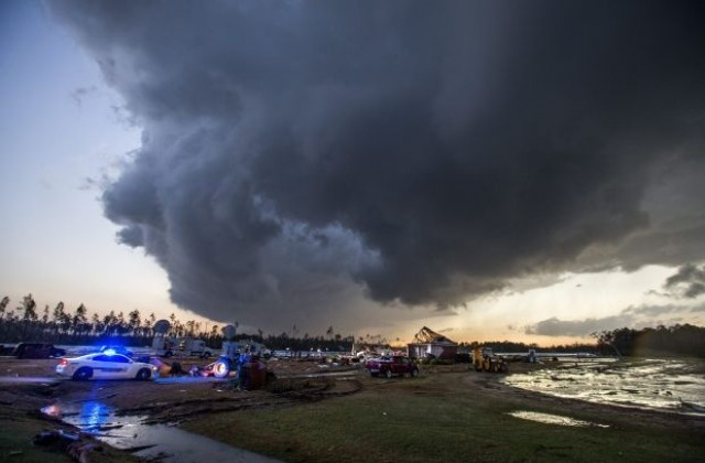 Бури и торнадо отнеха живота на 18 човека в САЩ (СНИМКИ/ВИДЕО)