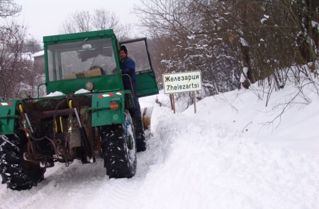 Изпратиха по-мощен снегорин за почистване на пътя до село Железарци