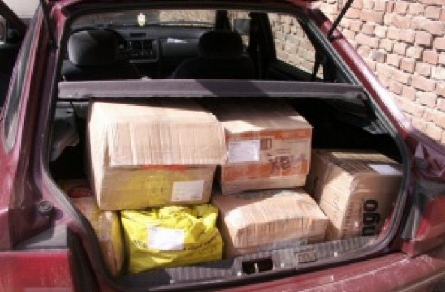 Хиляди кутии с цигари и пари и злато за десетки хиляди лева откриха в лека кола и на адрес в Буковлък