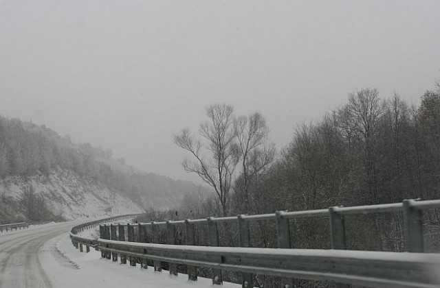 Опасност от падащи снежни буци на главния път София-Варна