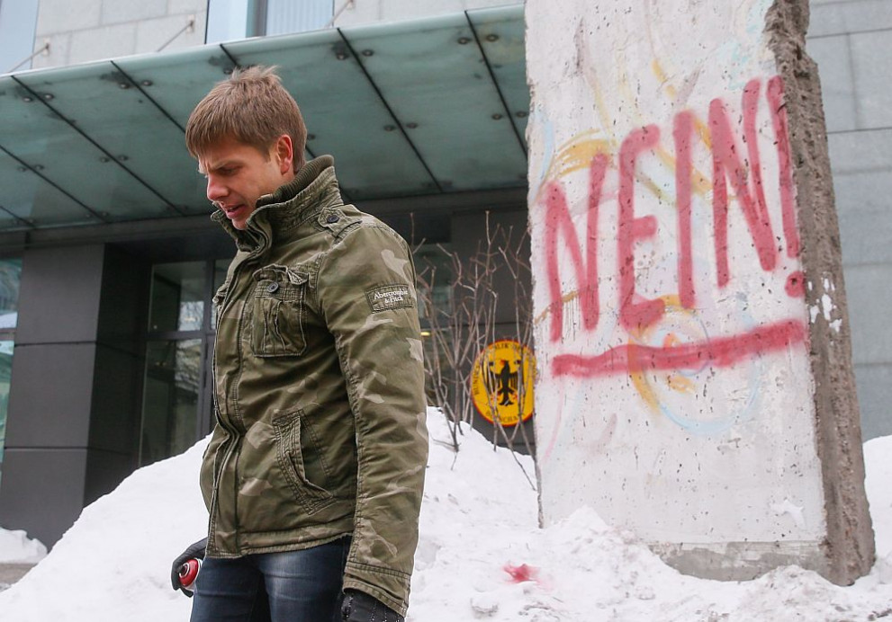 Украинският депутат Олексий Хончаренко пред парчето от Берлинската стена, което надраска със спрей