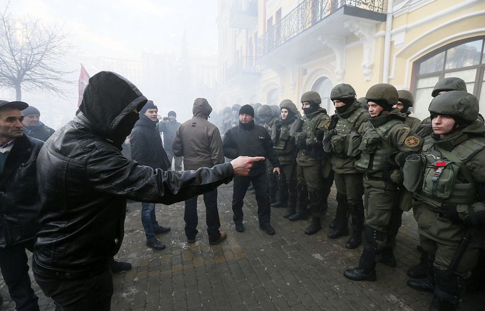 Сблъсъци в Киев по време на демонстрация за годишнина от трагичните събития по време на Майдана преди три години