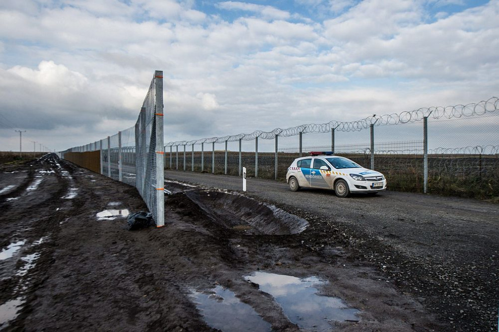 В края на 2016-а в Унгария на границата със Сърбия беше построена временна 10-километрова ограда зад постоянната.