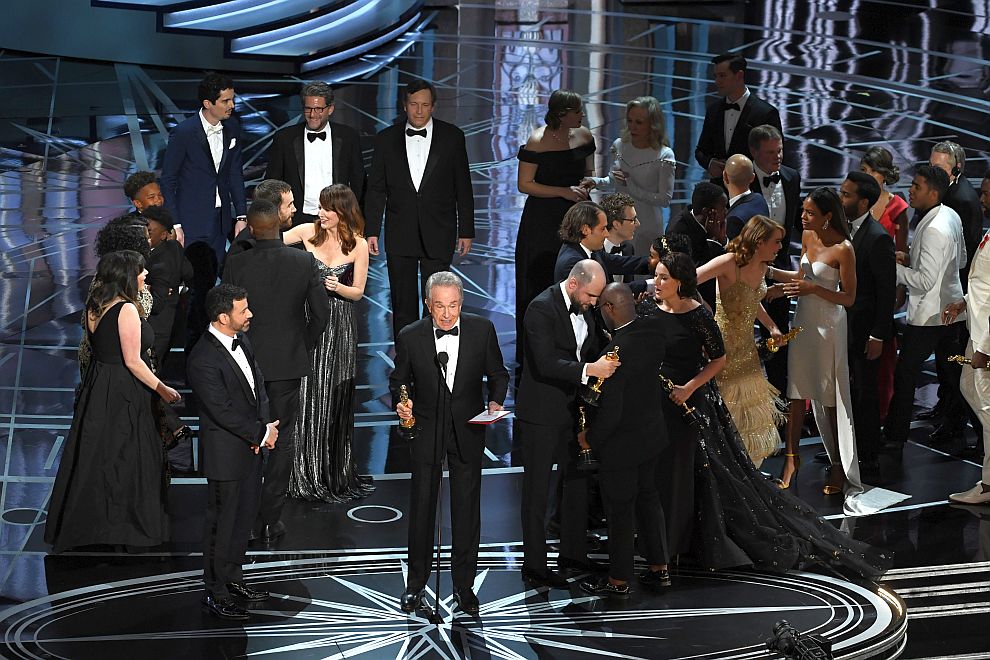 Лунна светлина спечели Оскар за най-добър филм. Първоначално обявяващият наградата актьор Уорън Бийти се обърка и съобщи, че La La Land е спечелил наградата за най-добър филм.