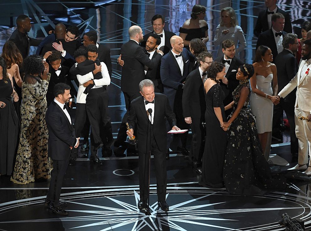 Актьорите Фей Дънауей и Уорън Бийти връчваха наградата в категорията и обявиха името на филма "La La Land".