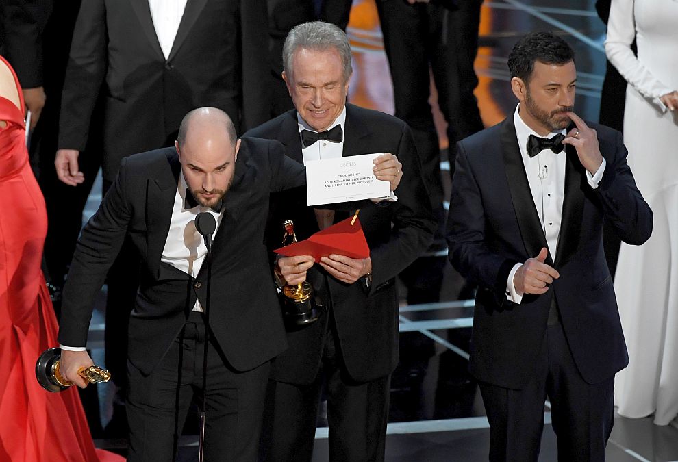 На 89-ата церемония по връчването на наградите Оскар имаше скандал - организаторите объркаха плика с названието на филма победител и в резултат мюзикълът "La La Land" беше обявен за носител на приза за най-добър филм.
