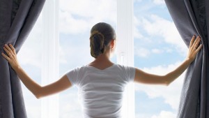 прозорец слънце завеси