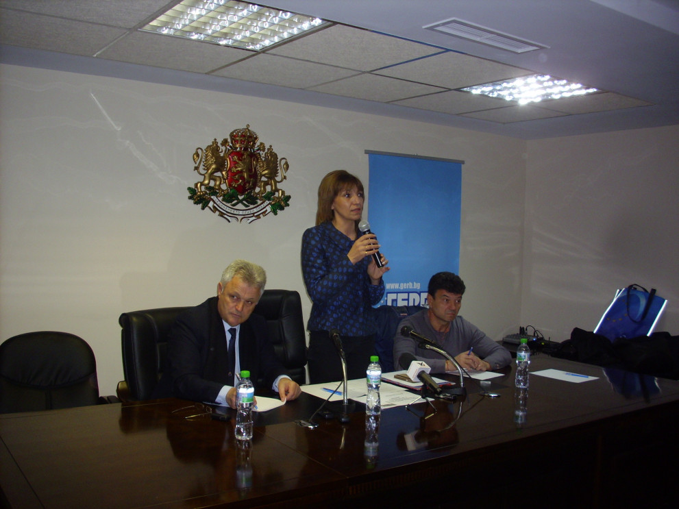 На срещата с Галя Захариева присъстваха водачът на листата на партията в Добрич Пламен Манушев /вляво/ и вторият Живко Мартинов