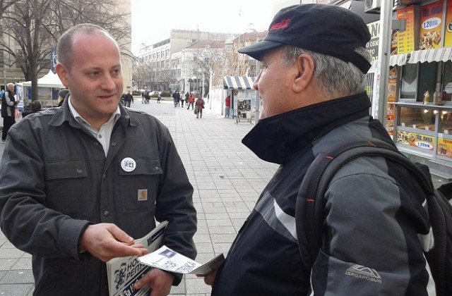 Радан Кънев се срещна със симпатизанти в Бургас и разговаря с тях на улицата
