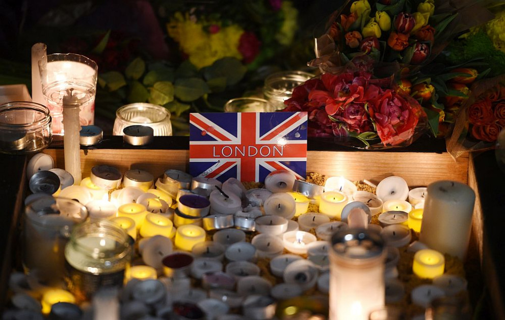 Стотици хора се събраха на площад Трафалгар в Лондон, за да почетат паметта на жертвите на терористичната атака