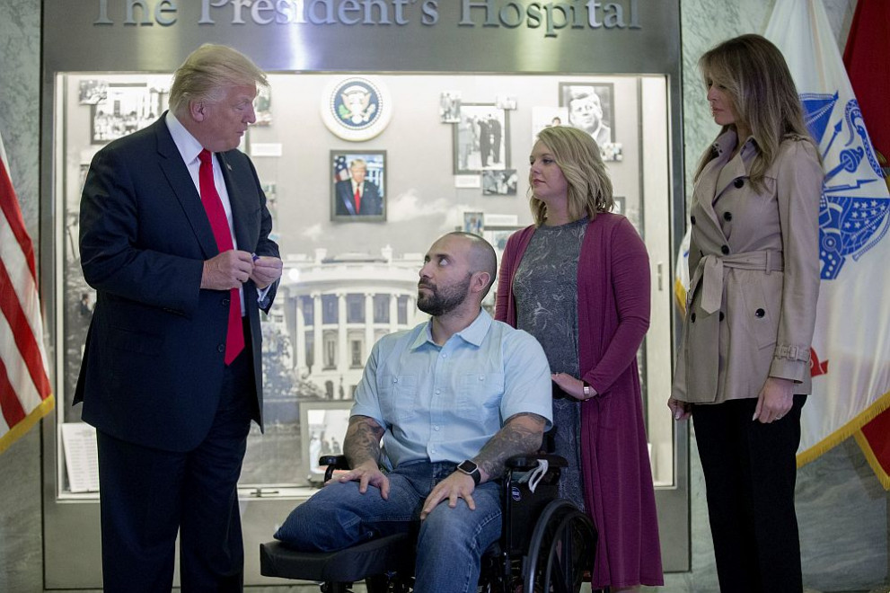Доналд Тръмп награди с медал Пурпурно сърце сержант от сухопътните сили