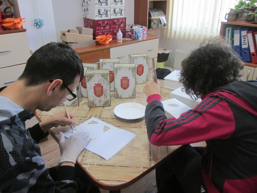 Младежи с увреждания изработват кутии за представителни нужди на Община Добрич