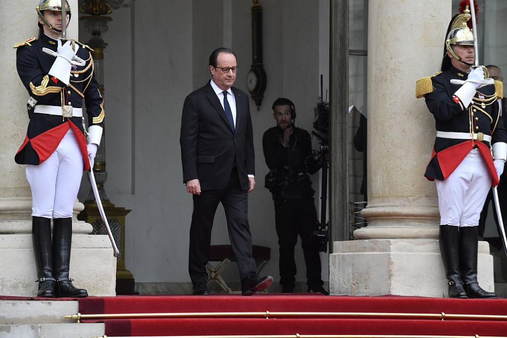 Президентът Франсоа Оланд при предаването на властта на новия държавен глава на Франция Еманюел Макрон