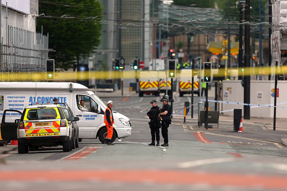 Над 20 души загинаха, а десетки бяха ранени при атентат на концерт на американската певица Ариана Гранде в британския град Манчестър.