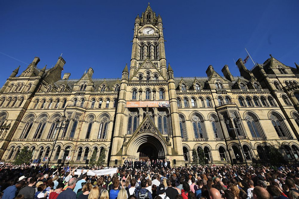 Хиляди хора в Манчестър се включиха в бдение в памет на жертвите на атентата на концерт на Ариана Гранде в града