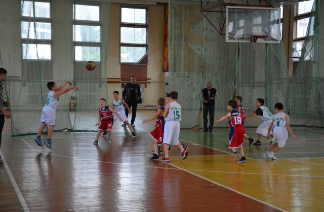 Турнирът по баскетбол за купата на Община Враца се провежда днес и утре.