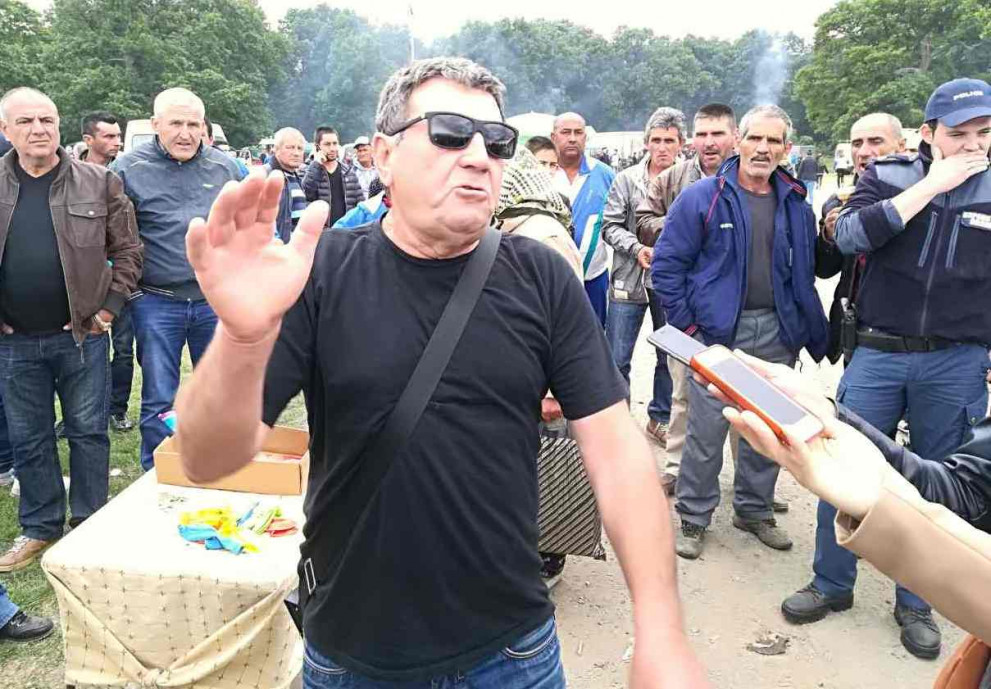 По-късно, пред журналисти, мъжът каза, че е искал да се изкаже публично и да се оплаче на лидера за липсата на пътища в Руен.