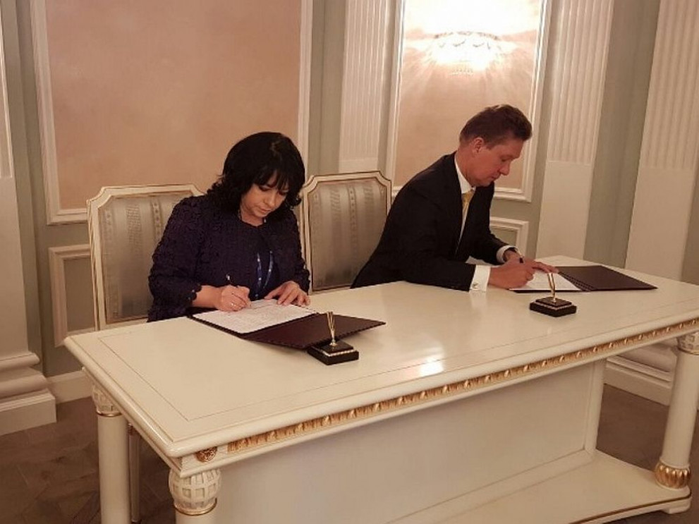 Шефът на Газпром Алексей Милер и българския енергиен министър Теменужка Петкова са подписали Пътна карта, съгласно която страните ще проучат въпроса за развитие на газопреносната инфраструктура на територията на България