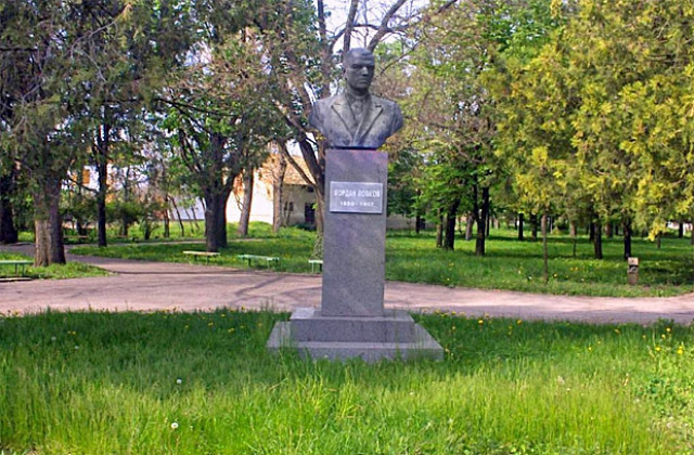 Паметникът на Йовков в Генерал Тошево