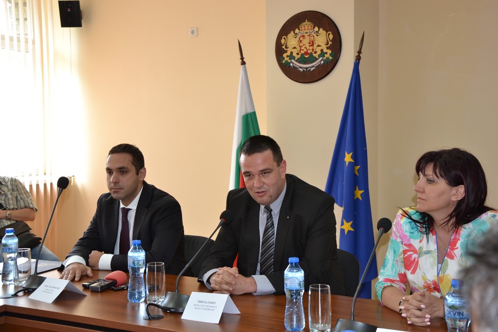 В срещата на министър Попниколов с бизнеса в Кърджали участваха заместник-председателят на НС Цвета Караянчева и областният управител Никола Чанев.