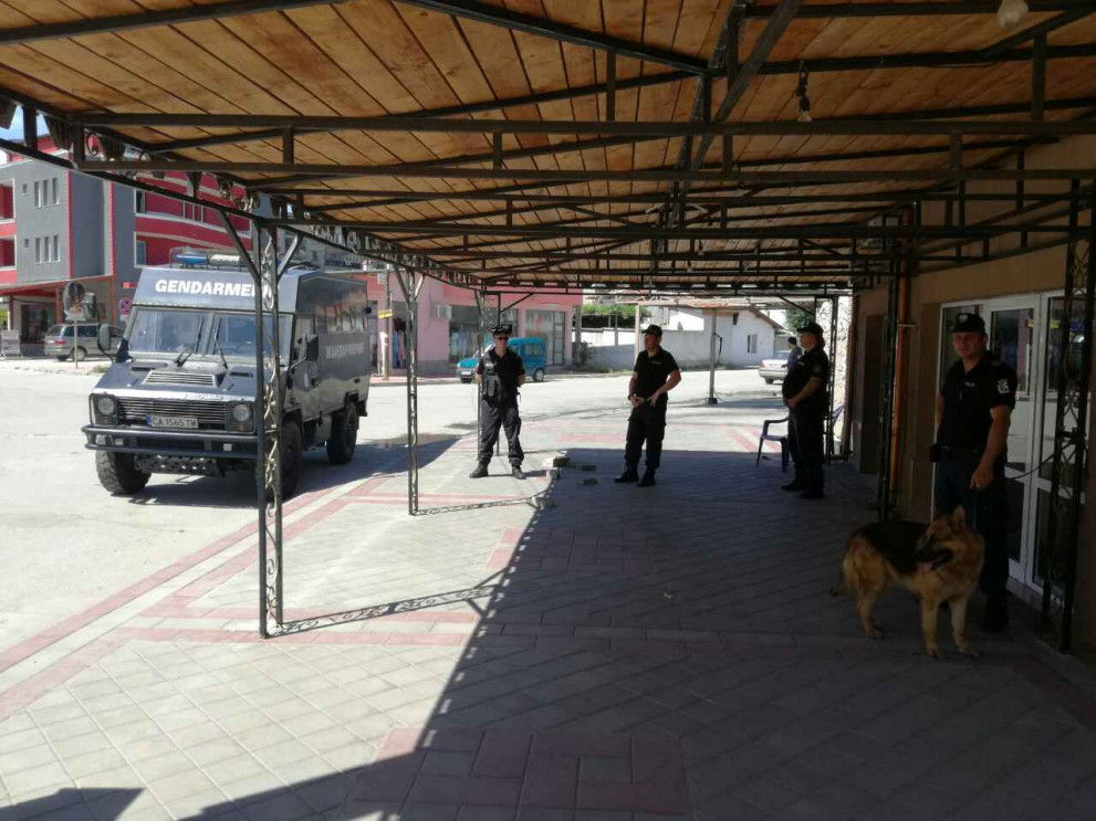 Спецакция на полиция и жандармерия удари незаконни търговски обекти