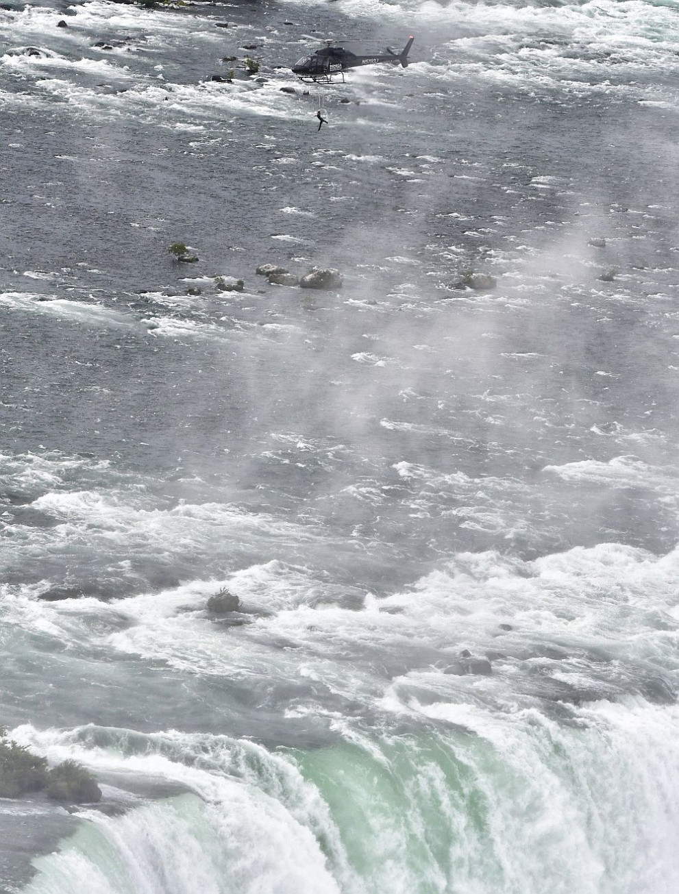  Въздушната акробатка Еръндира Валенда мина сполучливо над Ниагарския водопад 